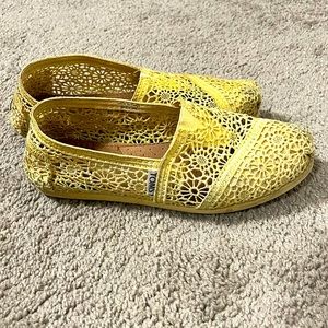 Yellow lace Toms